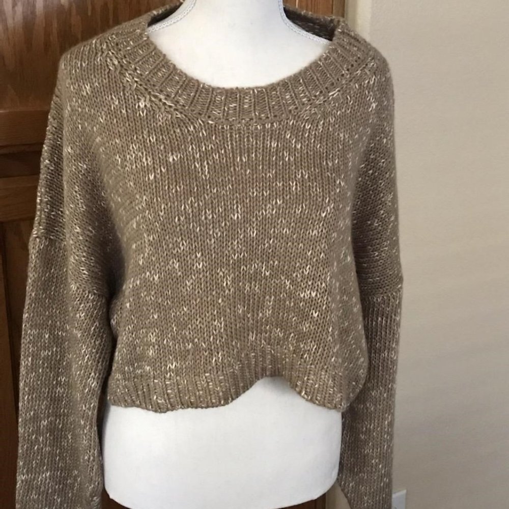Long sleeve crop type sweater